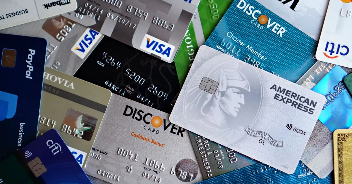 Comment bien choisir une carte bancaire adaptée à vos besoins