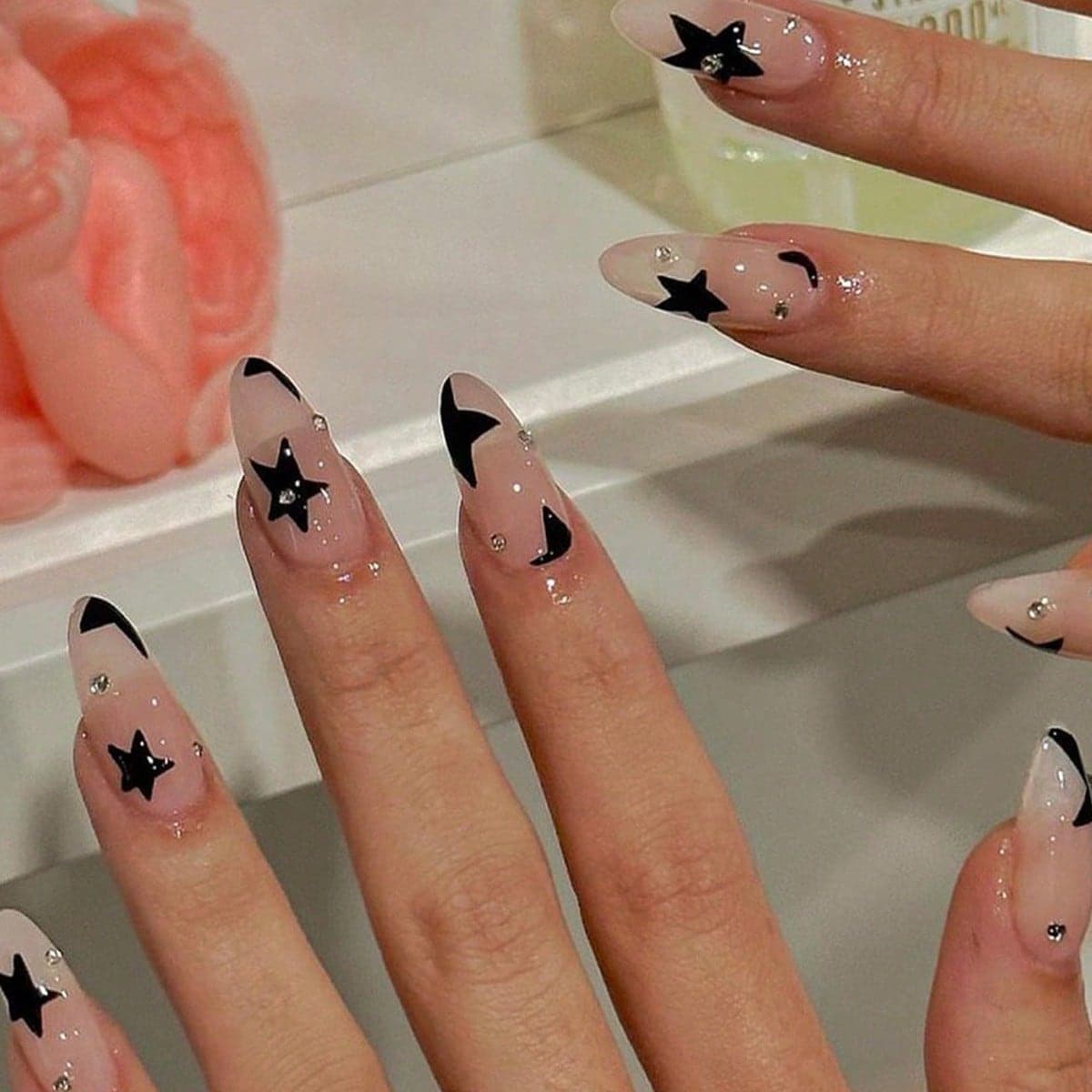 Rehaussez votre style avec un kit de 24 fausses ongles de forme d'amande longues à motif d'étoile avec couverture complète, confortables à porter,